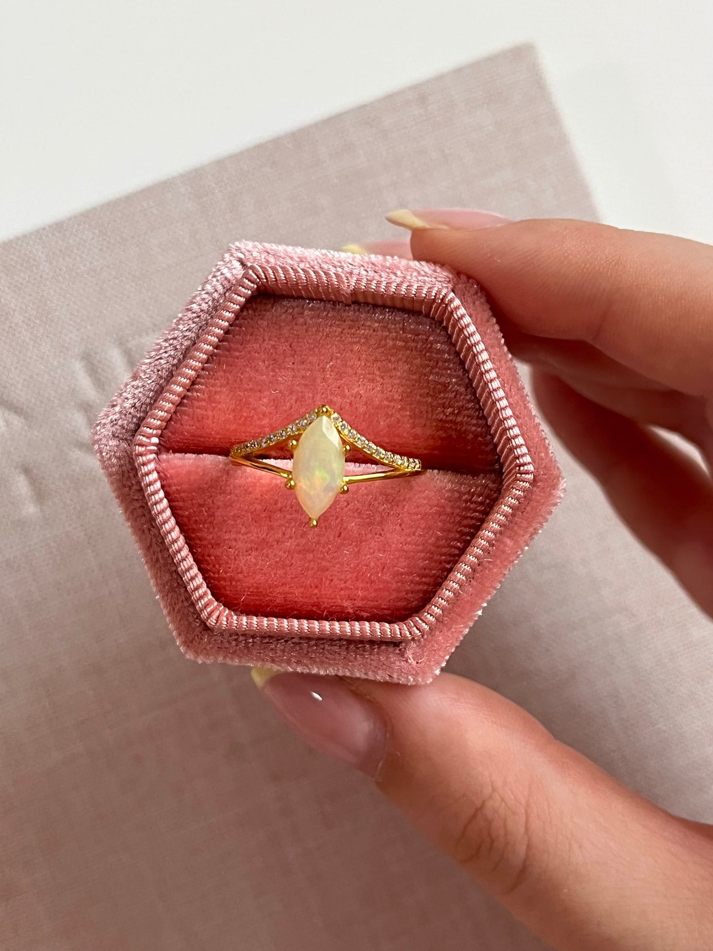 Anello in opale etiope sfaccettato a tiara (argento 925)