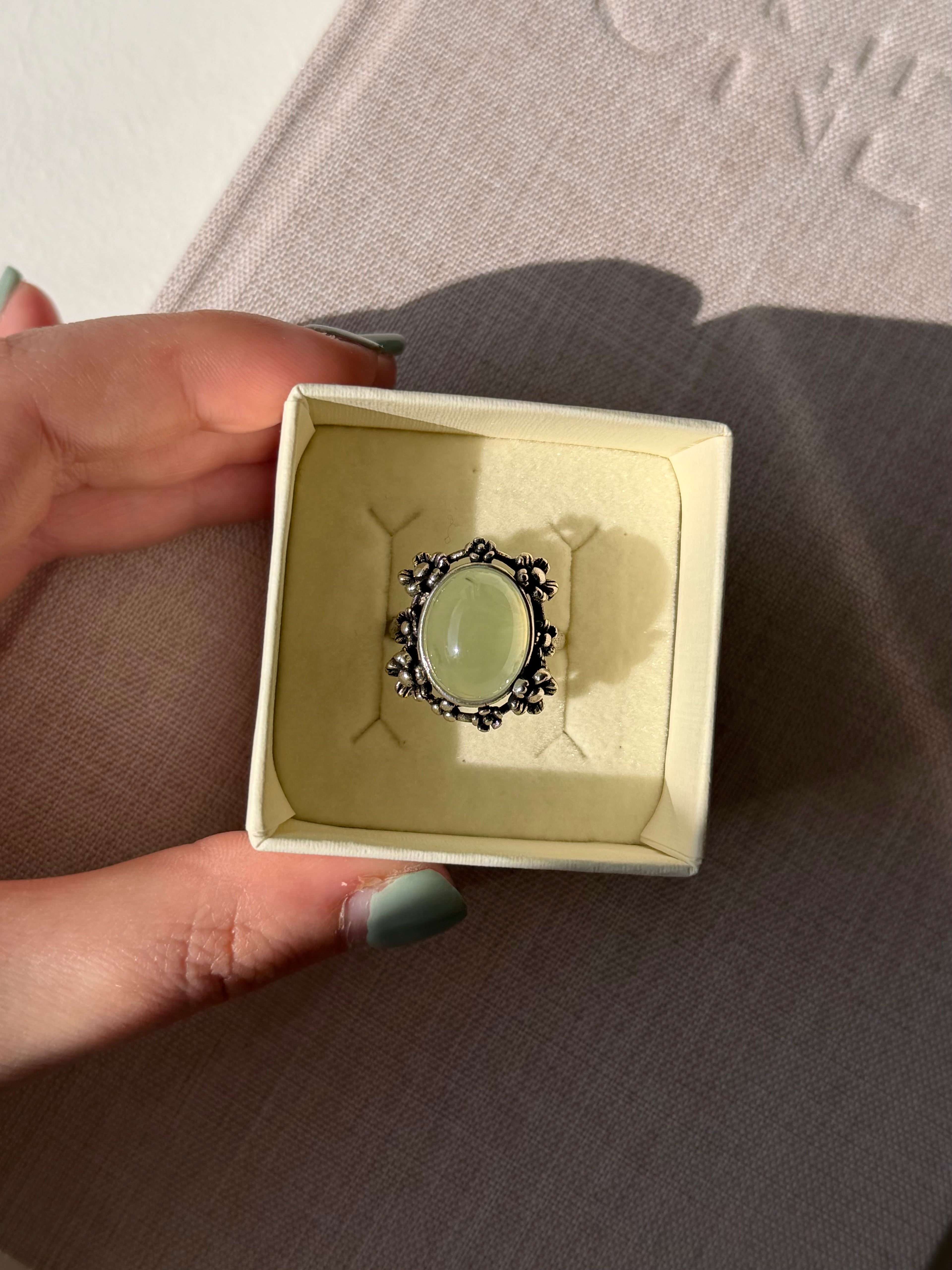Anello in phrenite con fiori