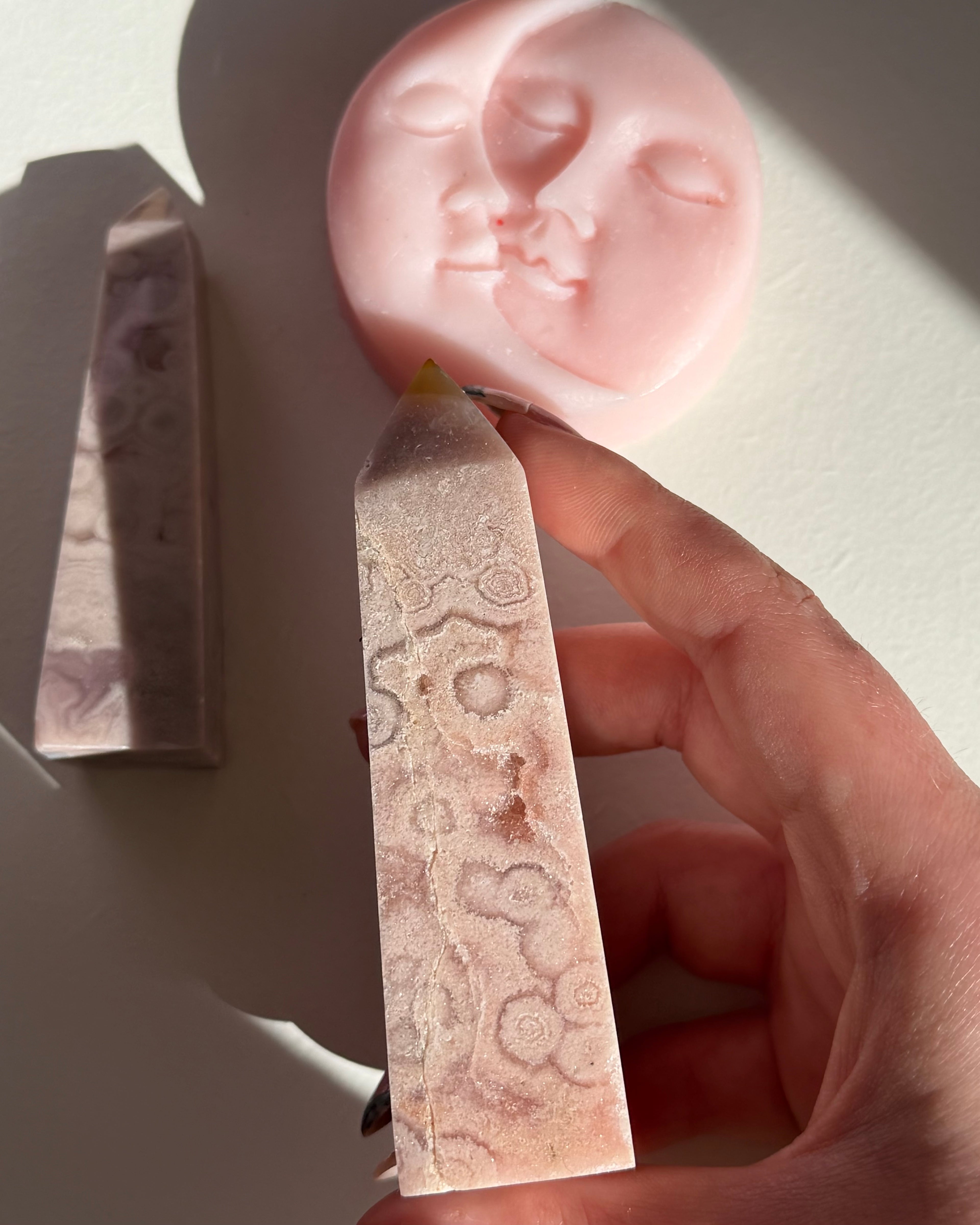 Obelisco in ametista rosa orbicolare