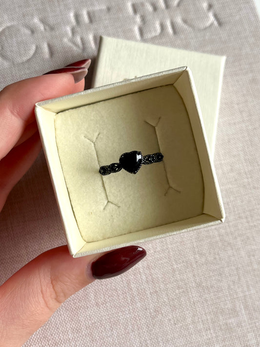 Anello a cuore in spinello nero (argento 925)