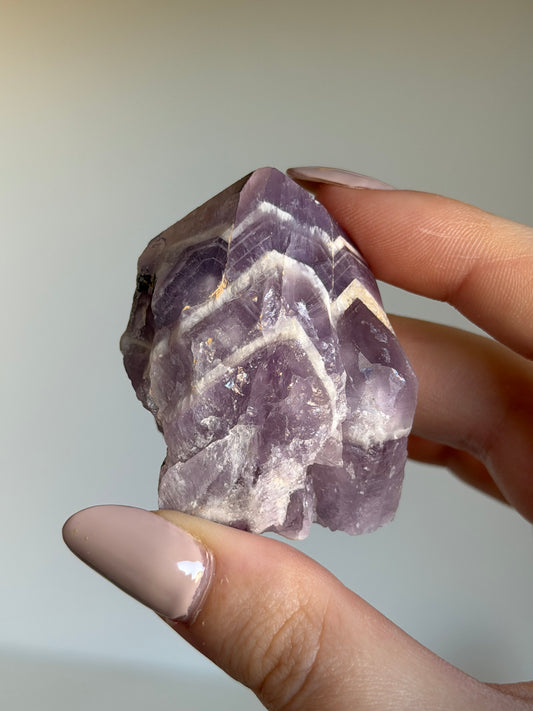 Cut base in ametista chevron con punta lucidata