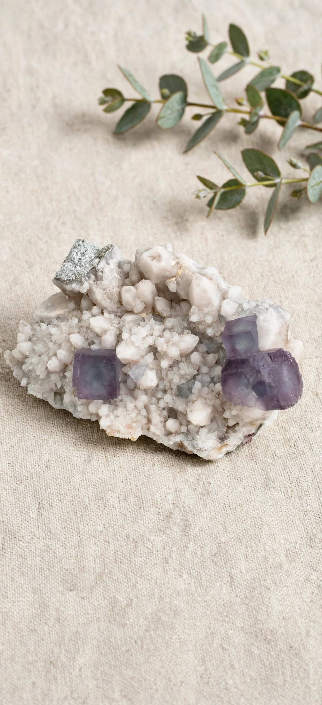 Fluorite viola su quarzo candela