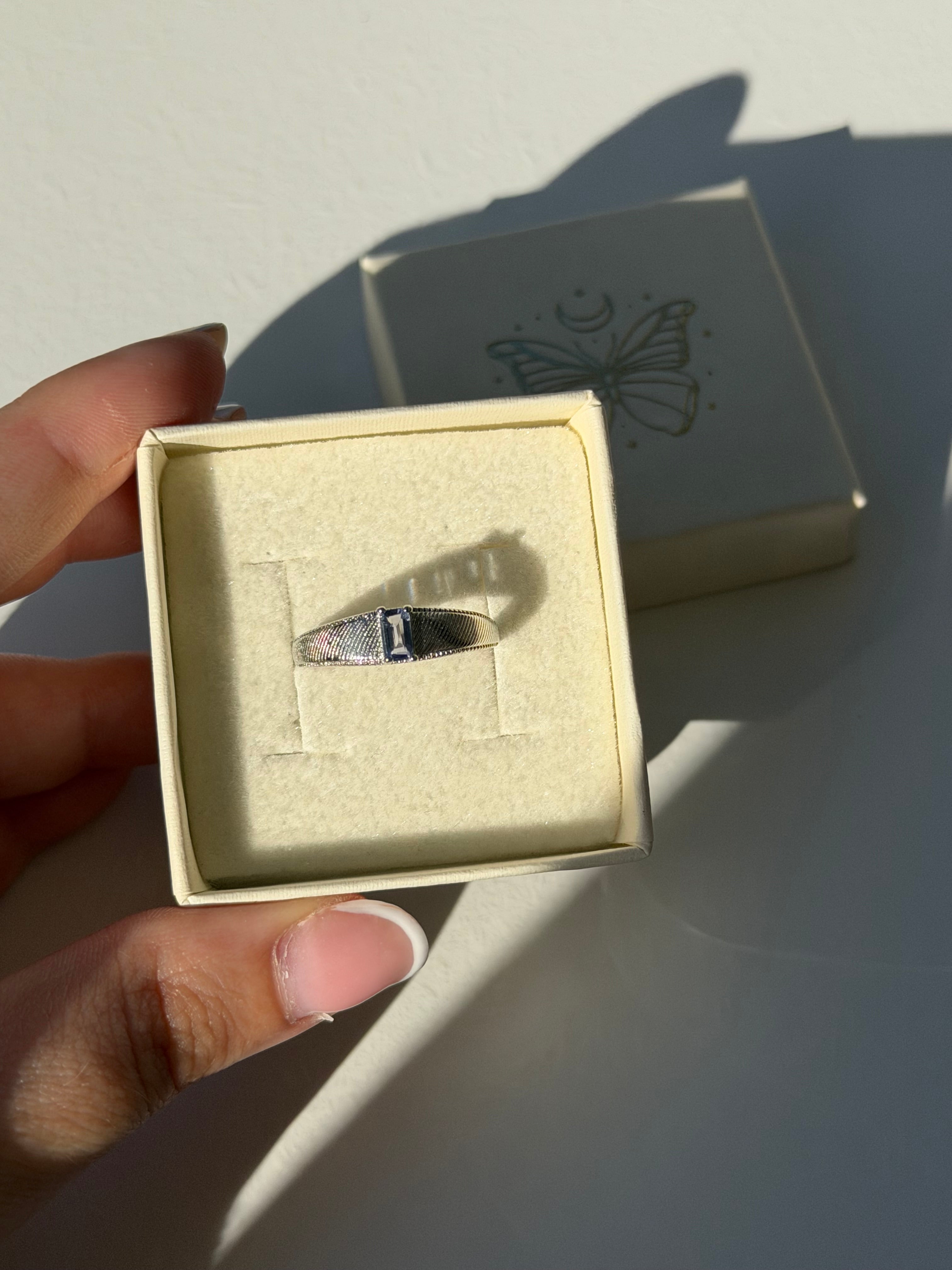 Anello in tanzanite a fascia