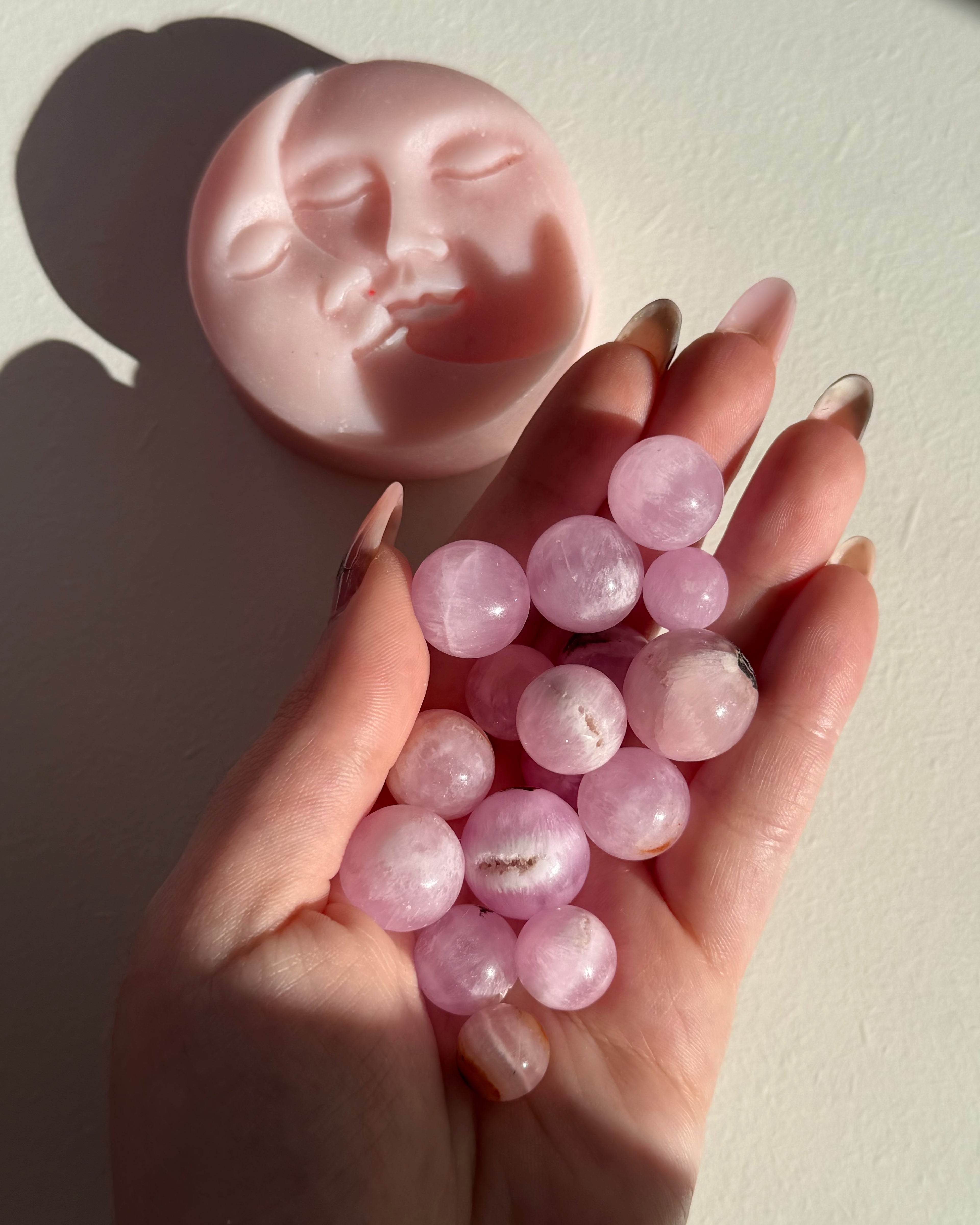 Mini sfera in aragonite rosa