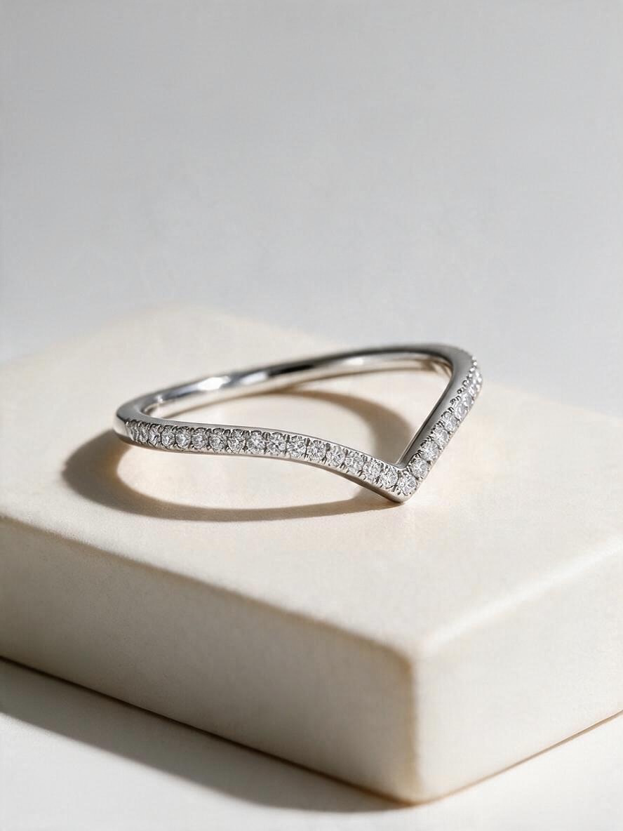 Anello chevron in moissanite (argento 925)