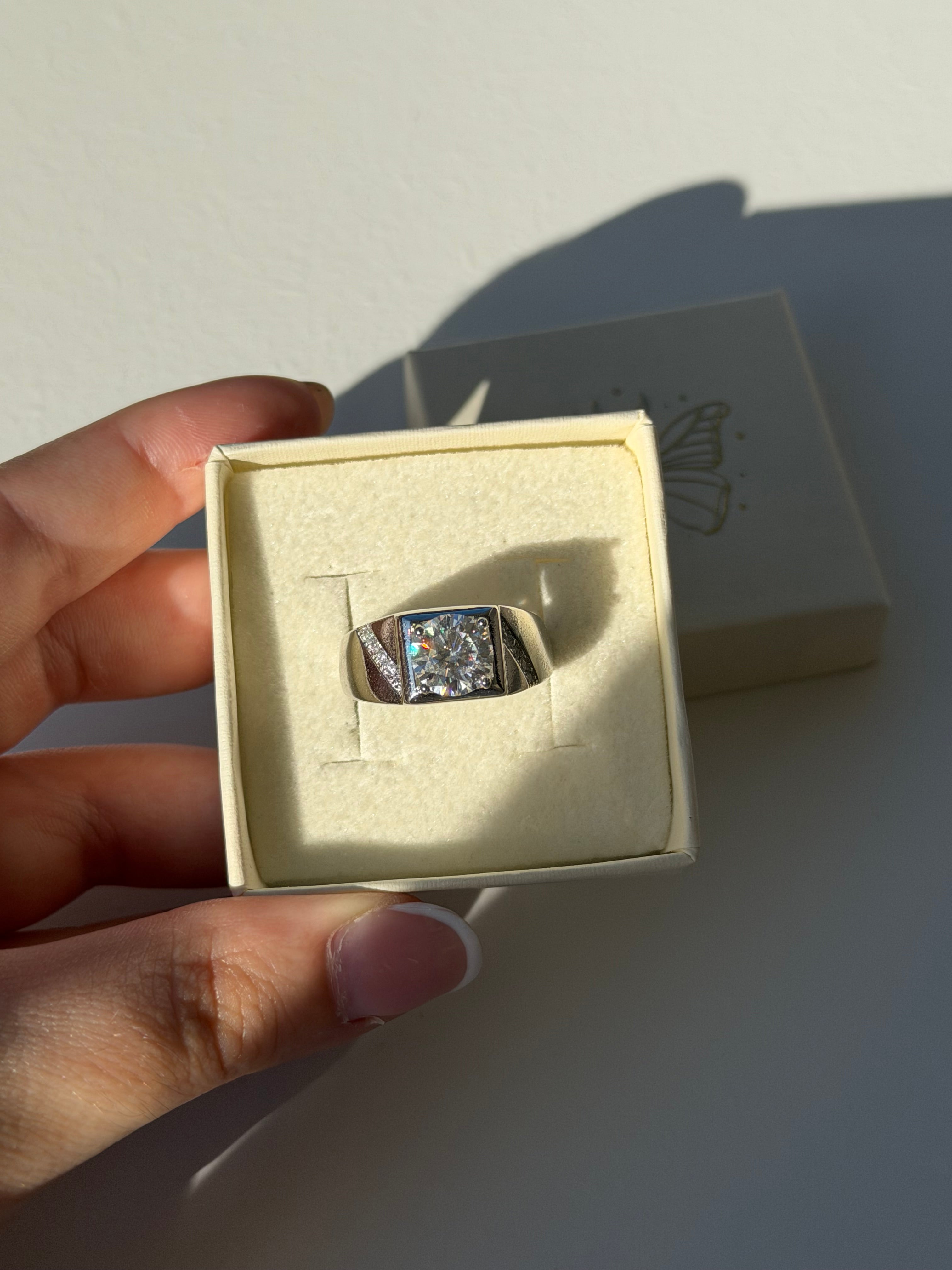 Anello a fascia in moissanite