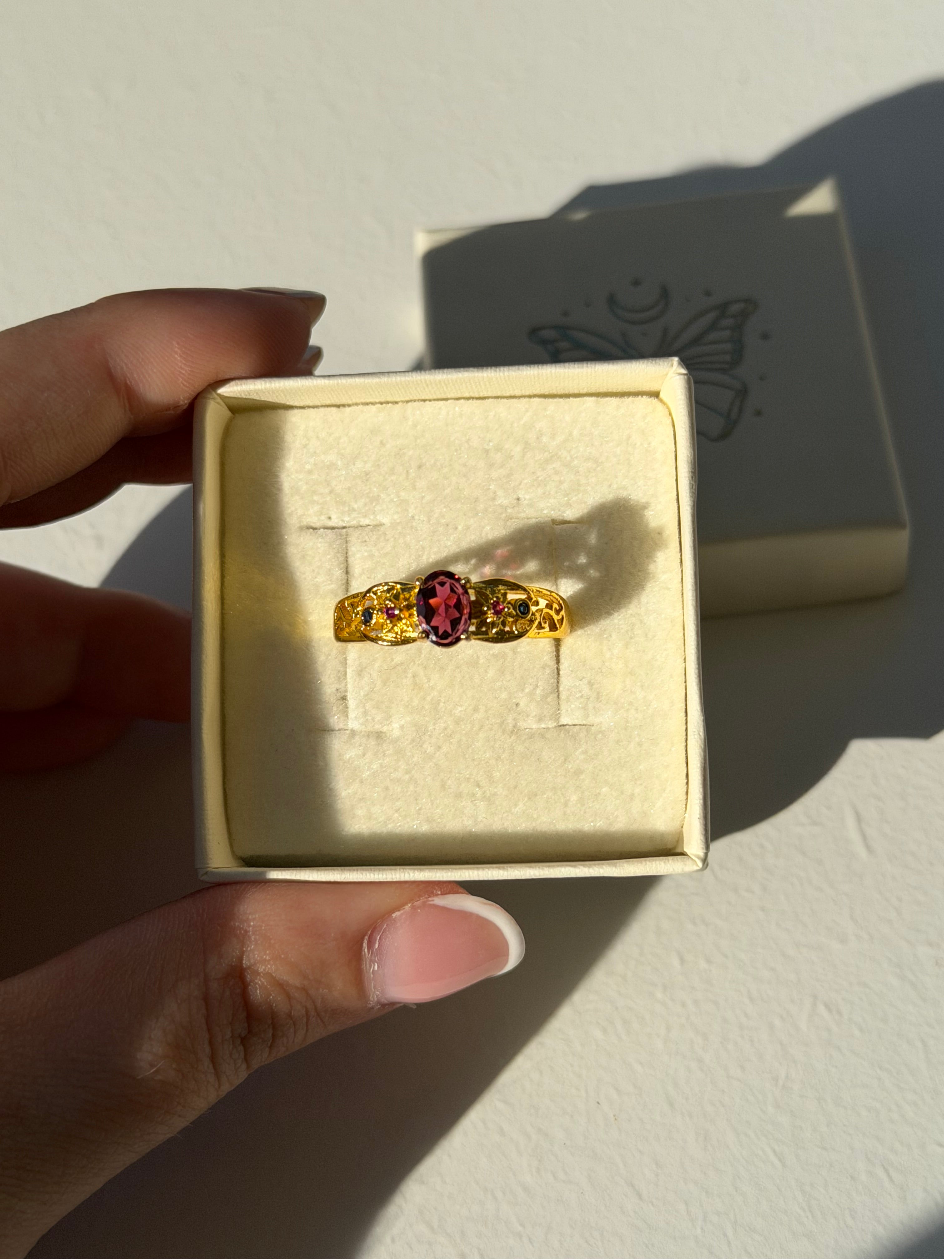 Anello in granato rosso