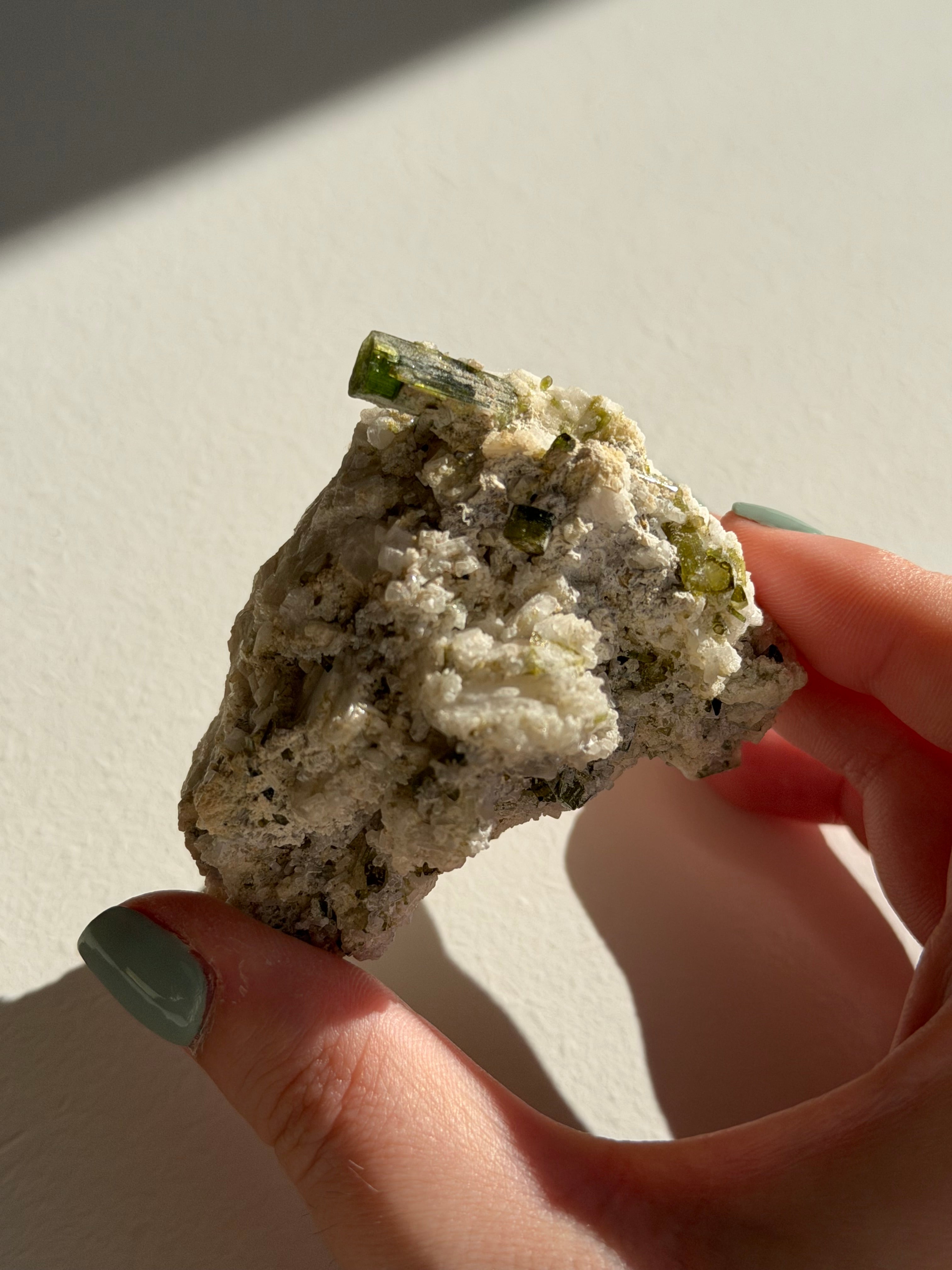 Specimen in tormalina verde su feldspato