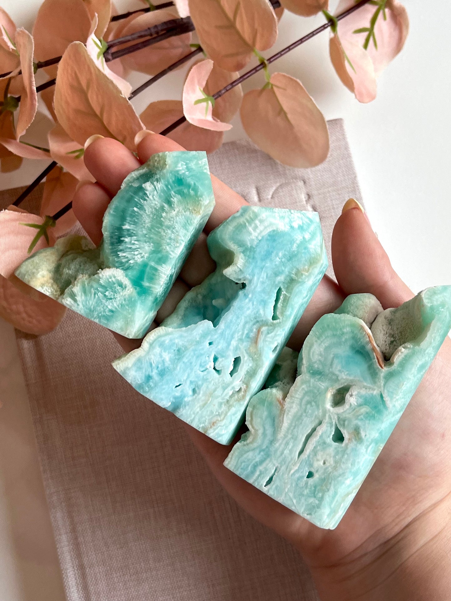 Obelisco semigrezzo in aragonite blu