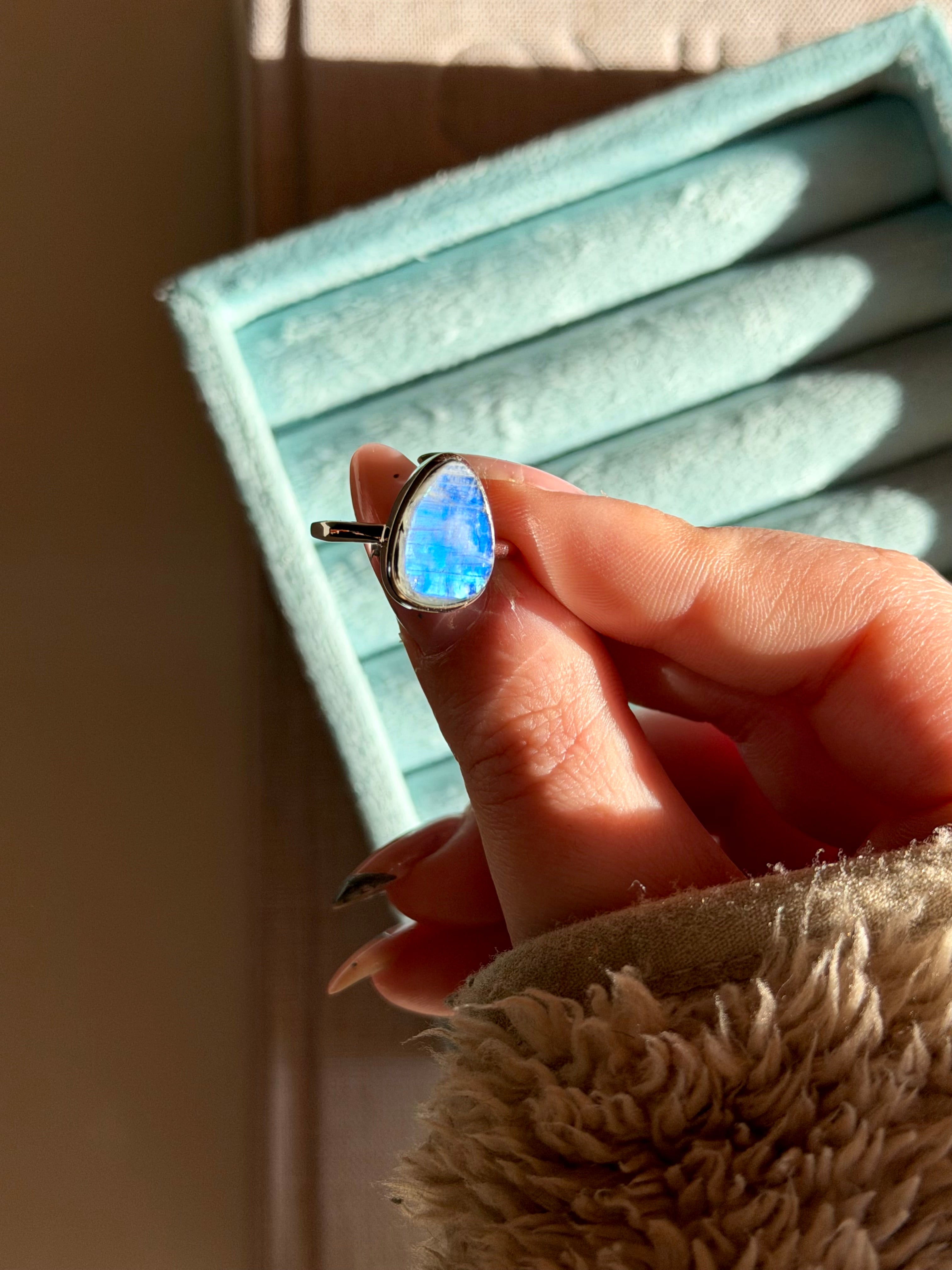 Anello freeform in labradorite bianca (argento 925)