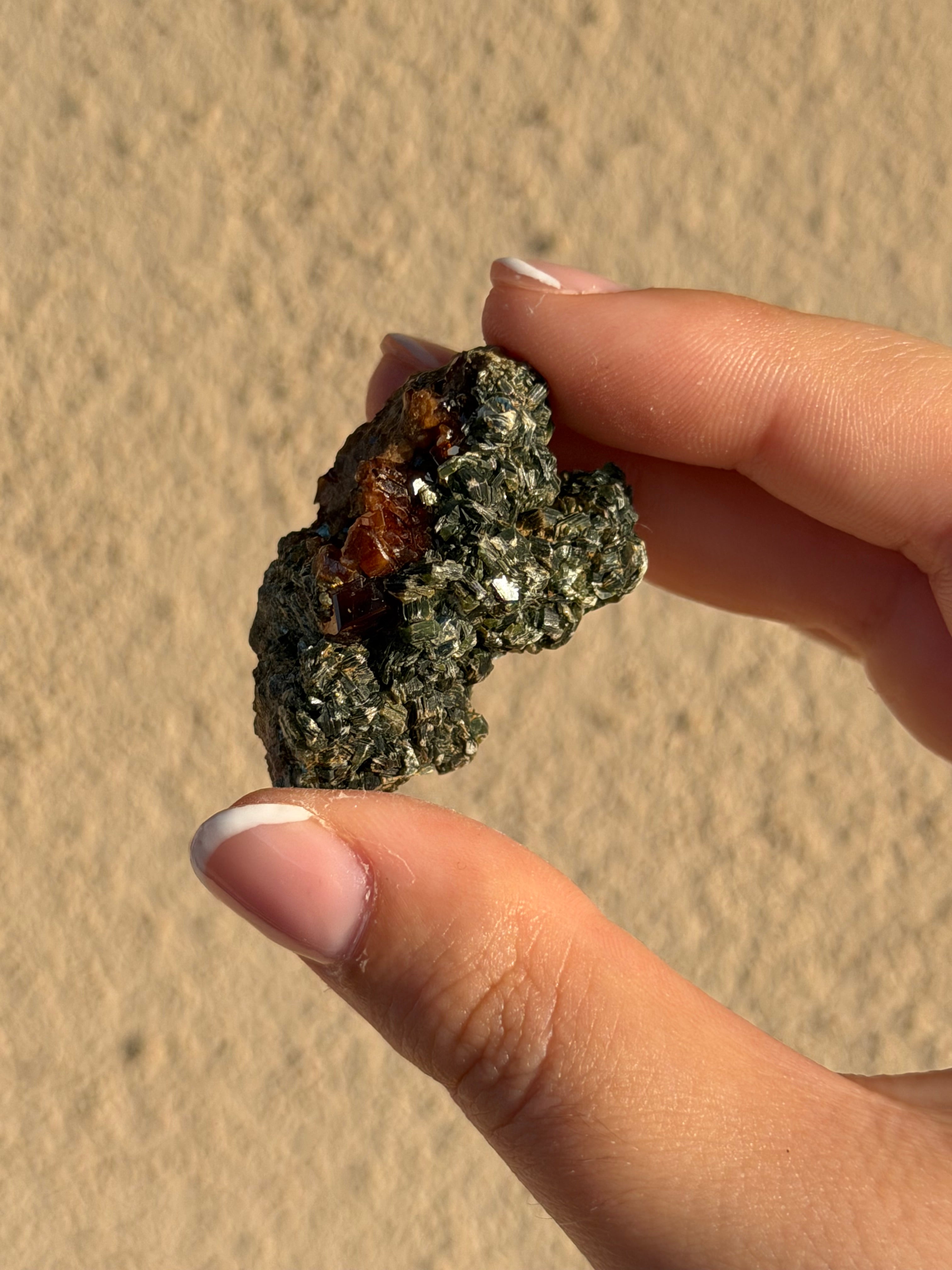 Granato, epidoto e vesuvianite (italiana)