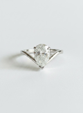 Anello a goccia in moissanite