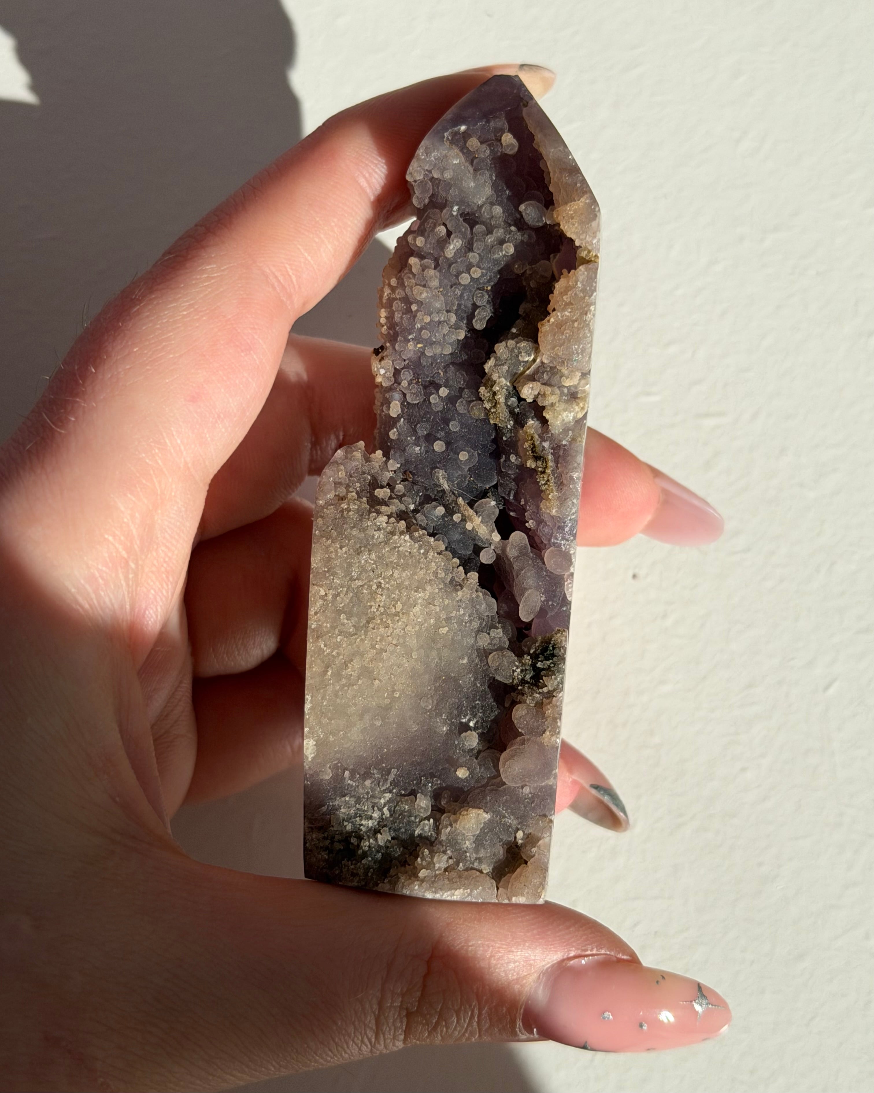 Obelisco semigrezzo in Agata grappolo