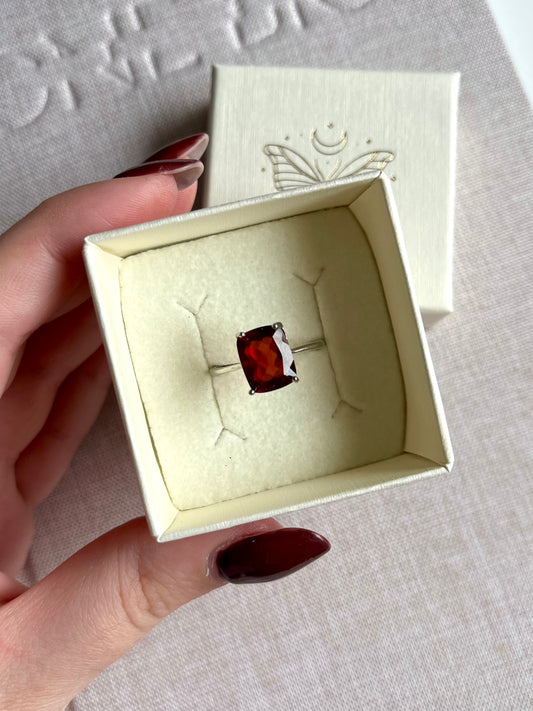 Anello in granato rettangolare