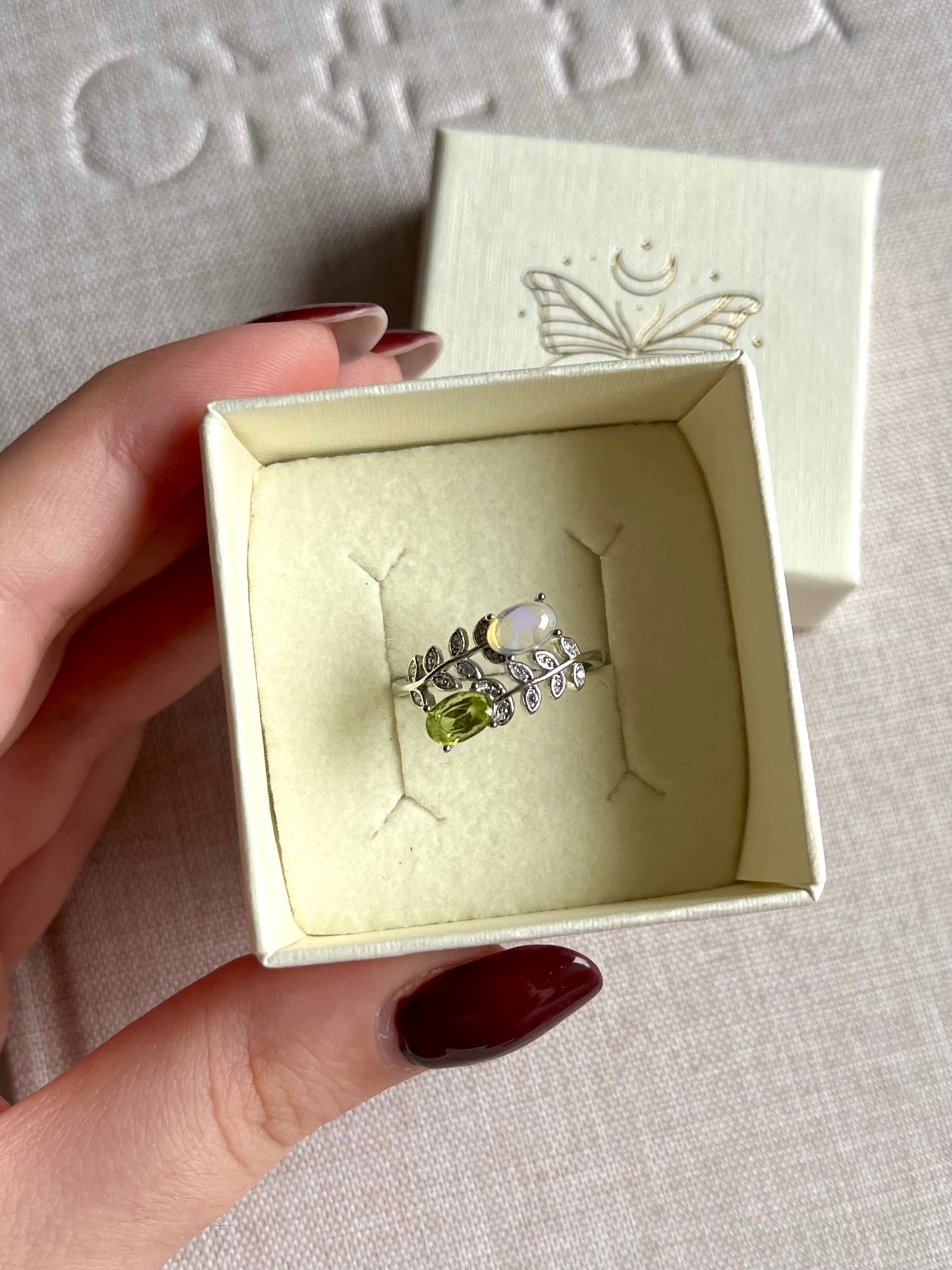 Anello a foglie in opale e peridoto