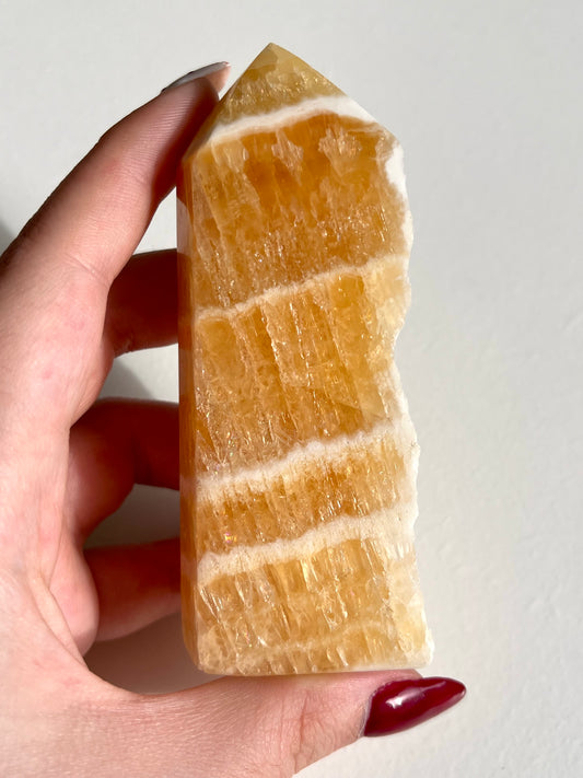 Obelisco semigrezzo in calcite gialla