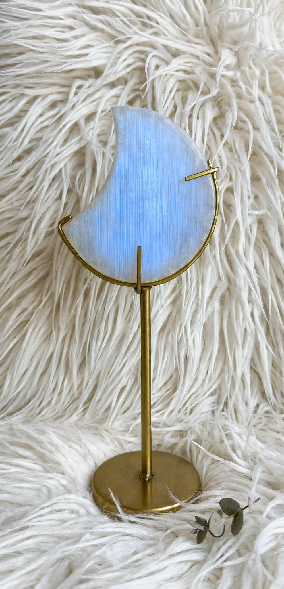 Luna su stand in pietra di luna