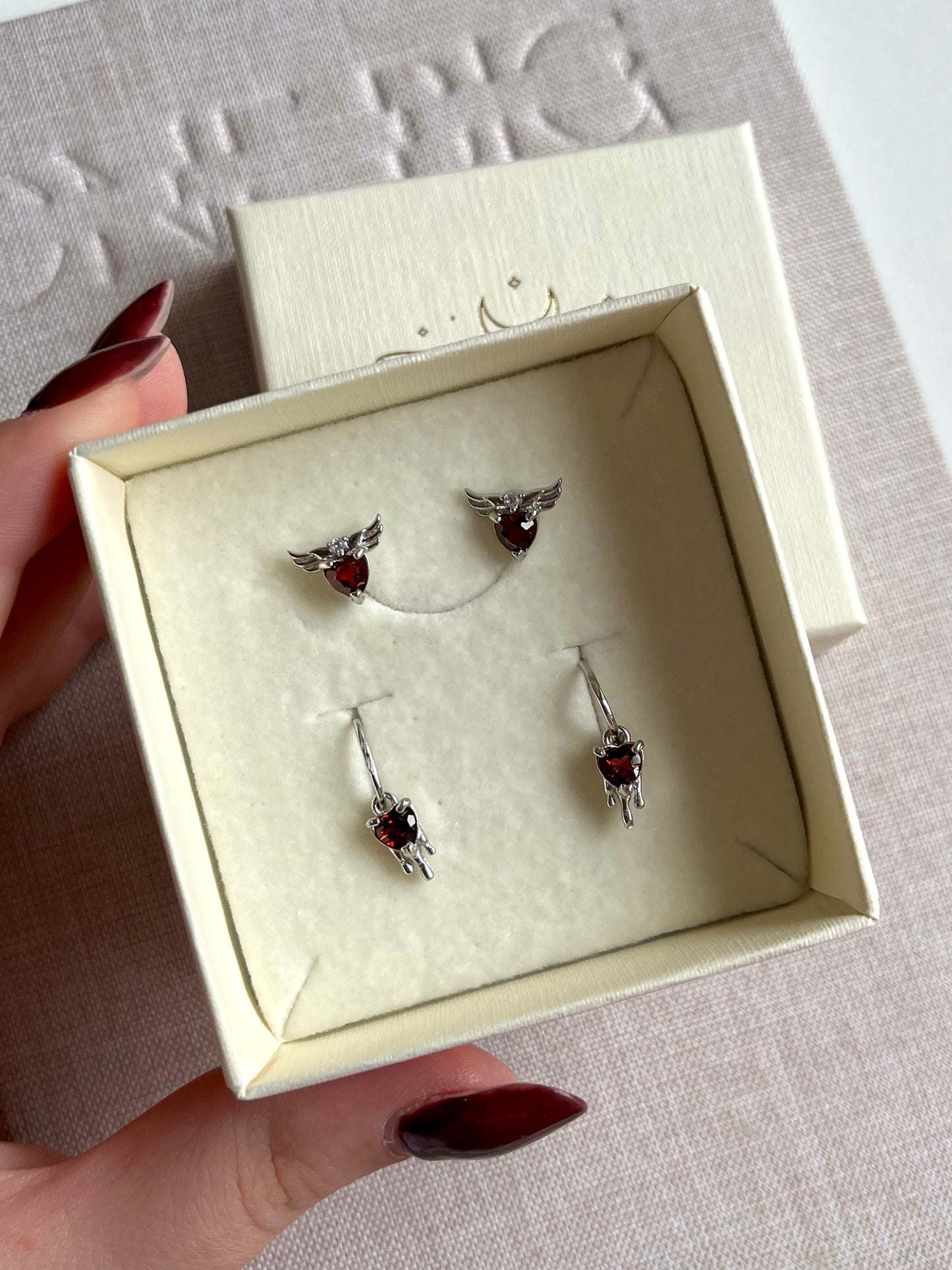 Orecchini in granato a cuore