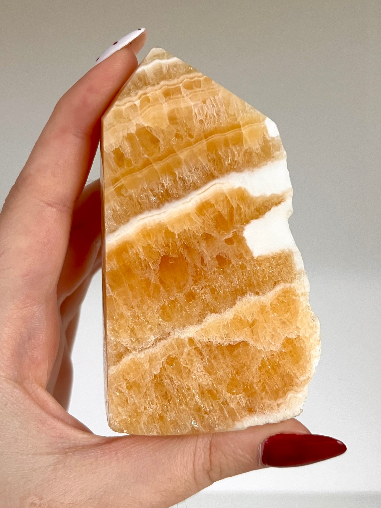 Obelisco semigrezzo in calcite gialla
