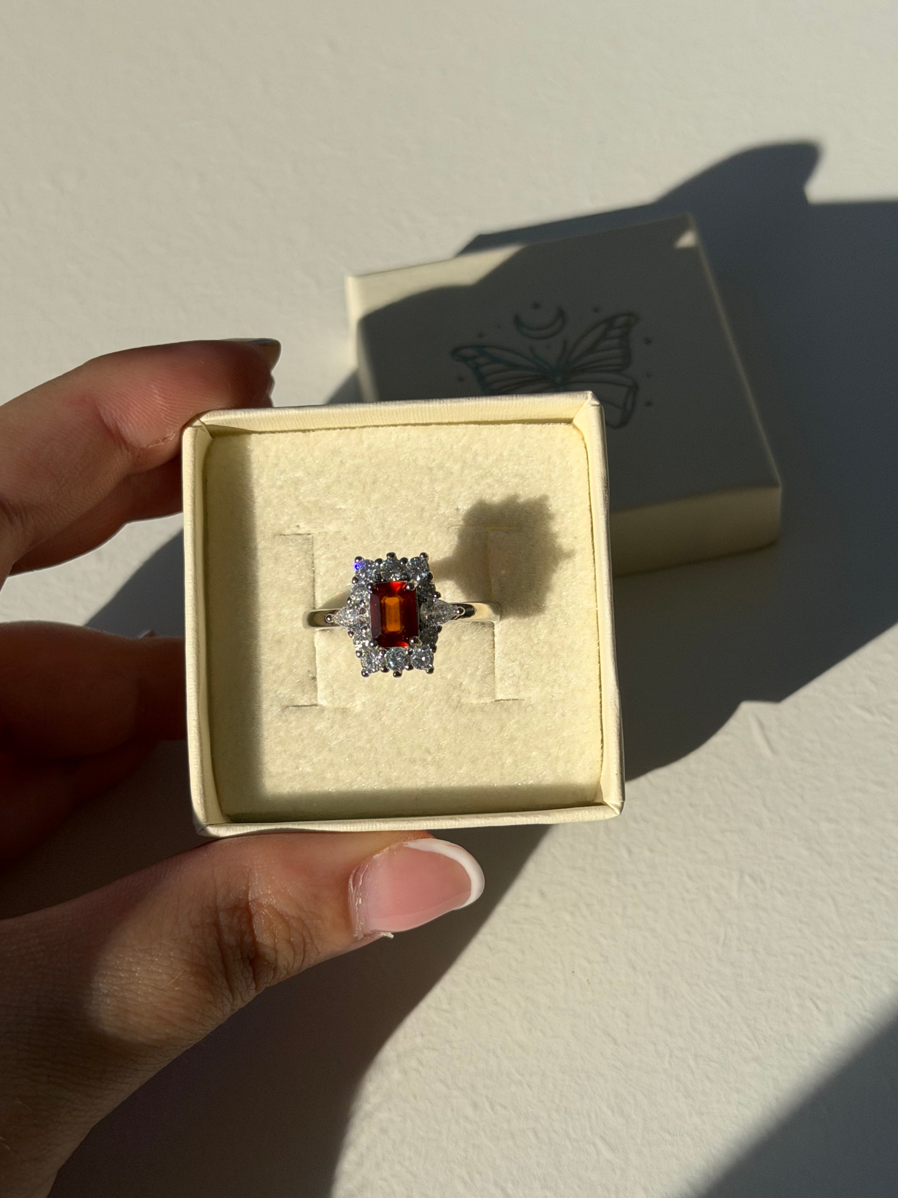 Anello in granato arancione rettangolare