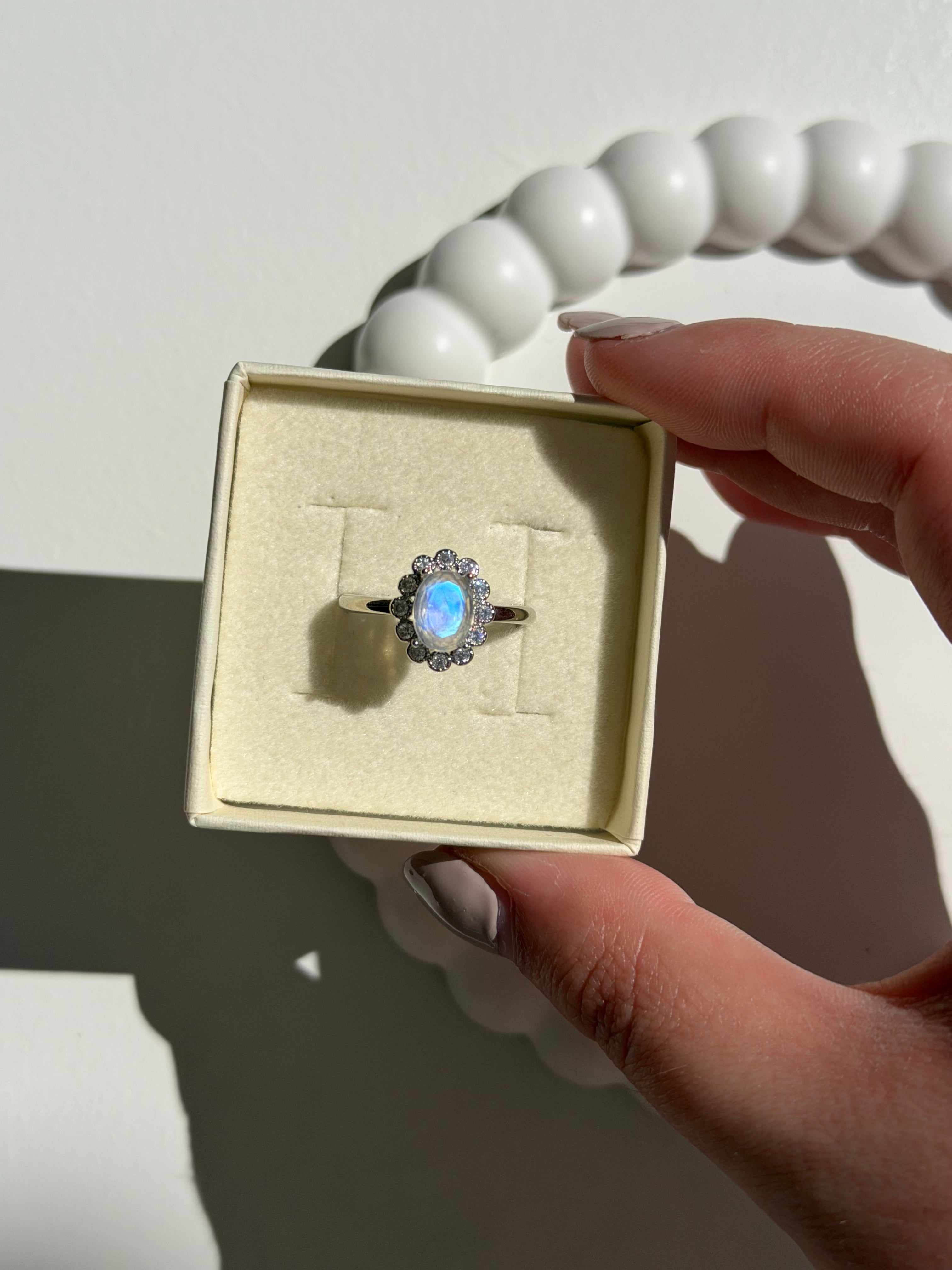 Anello in labradorite bianca sfaccettata