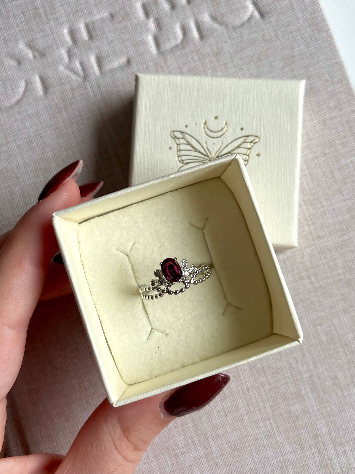 Anello a corona in granato