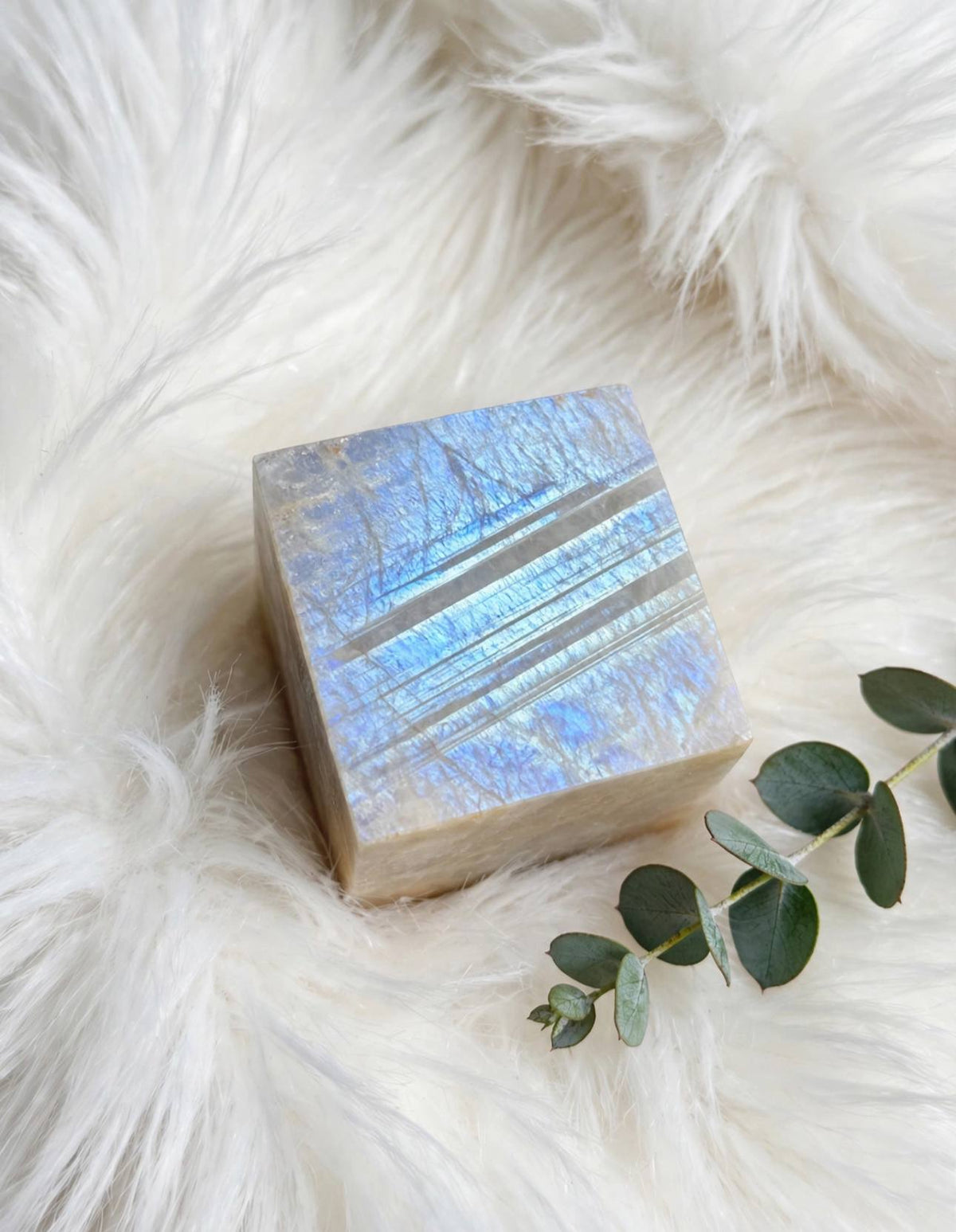 Cubo in pietra di luna