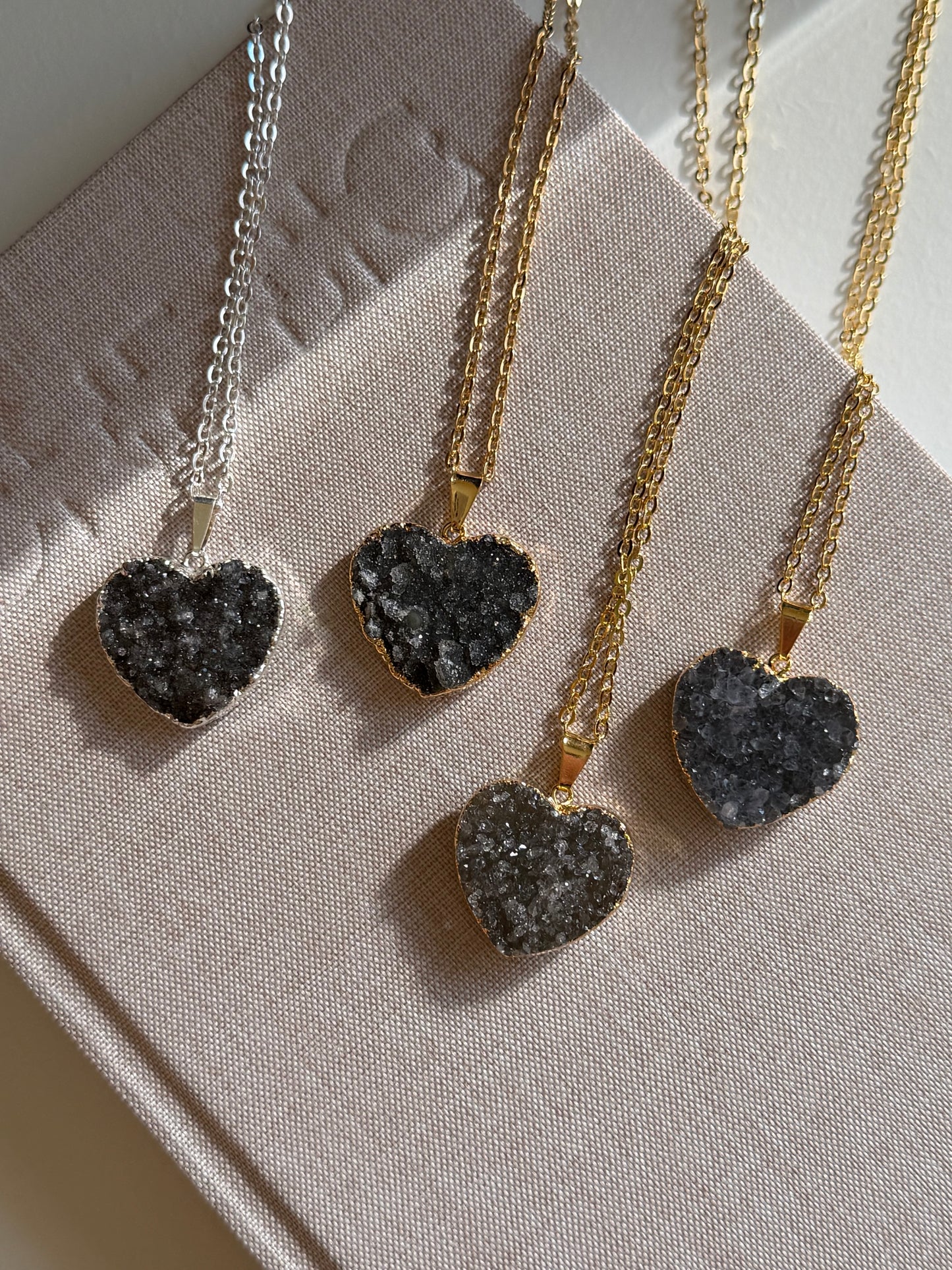 Collana a cuore in ametista nera druzy