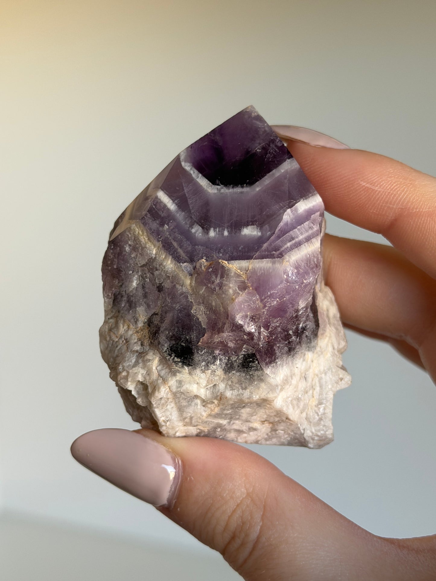 Cut base in ametista chevron con punta lucidata