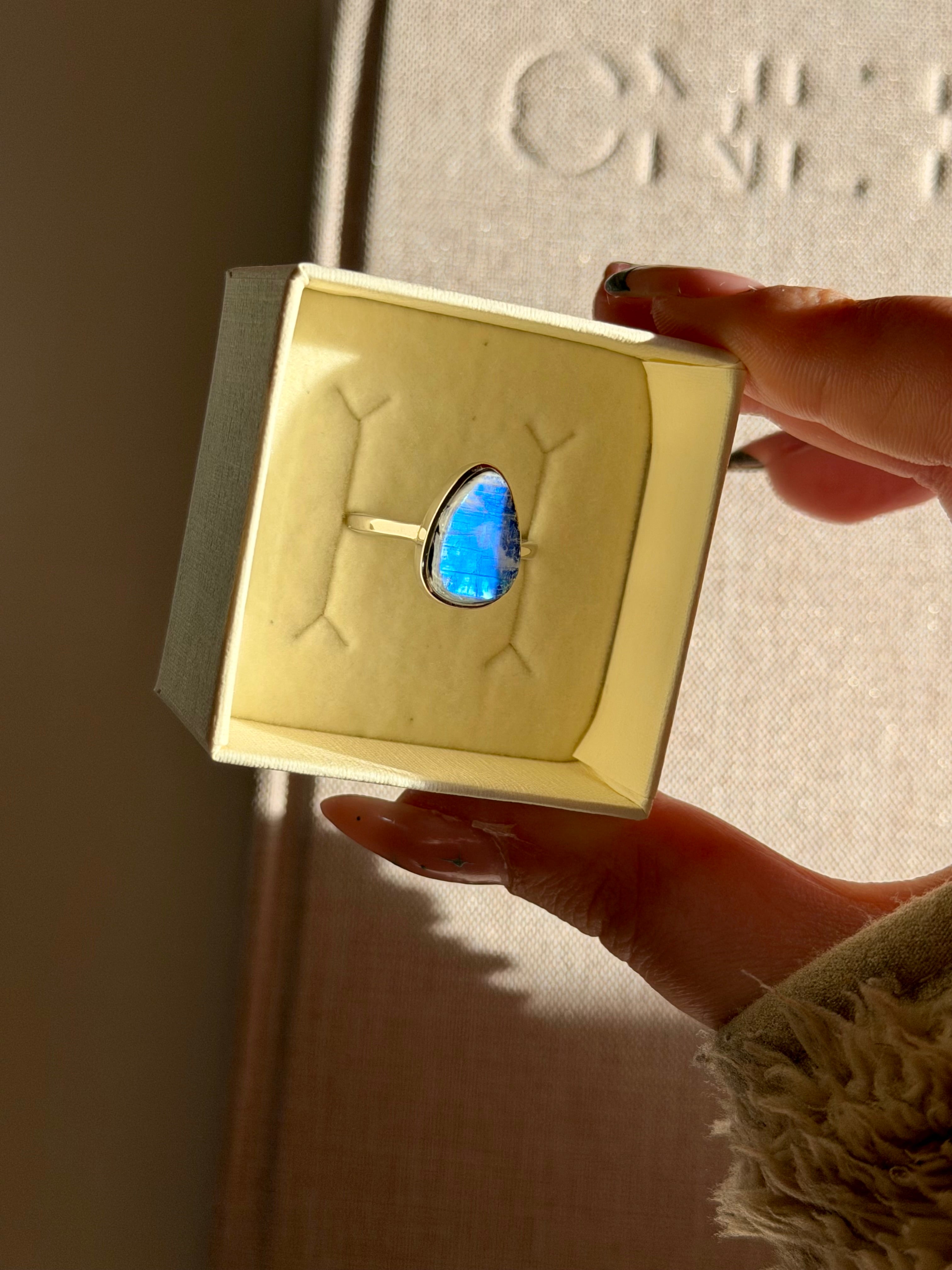 Anello freeform in labradorite bianca (argento 925)